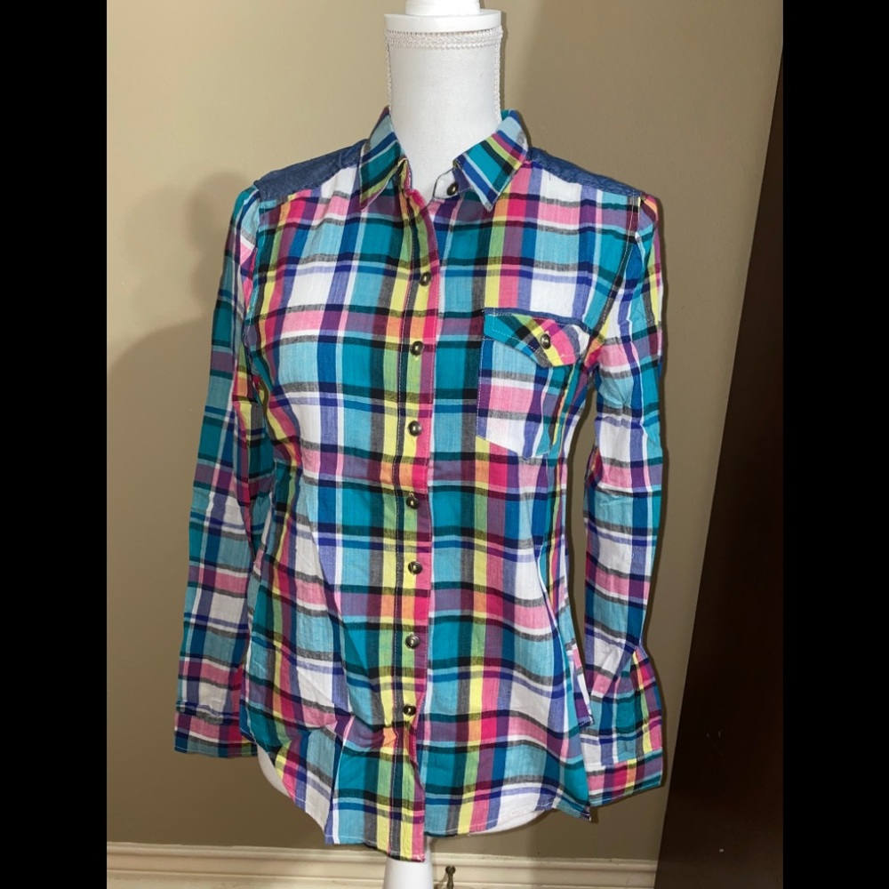 Women’s plaid button up blouse!